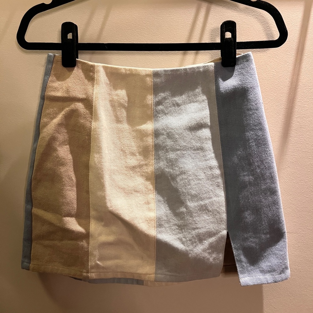 Vestique Block Color mini skirt
Size small